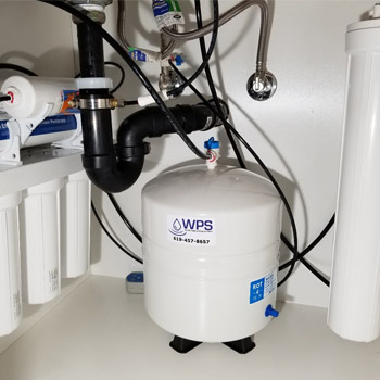 Reverse osmosis system with dual deionization filter for Medical and laboratory purposes.